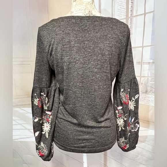 🛍️HARLOW & ROSE Gray embroidered balloon sleeve blouse size S. - Picture 8 of 12